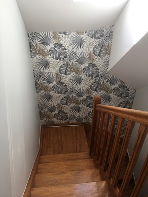 Cage d'escalier avec papier peint